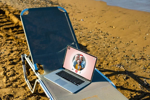 Ordinateur portable sur une chaise longue sur la plage. — Photo