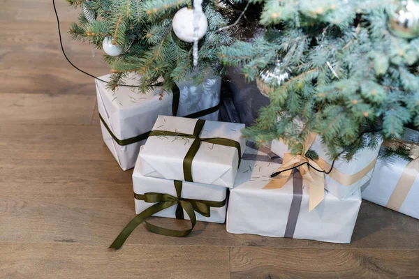 아름다운 크리스마스 선물 상자 가 방 안에 있는 전나무 근처 바닥에 놓여 있다. — 스톡 사진