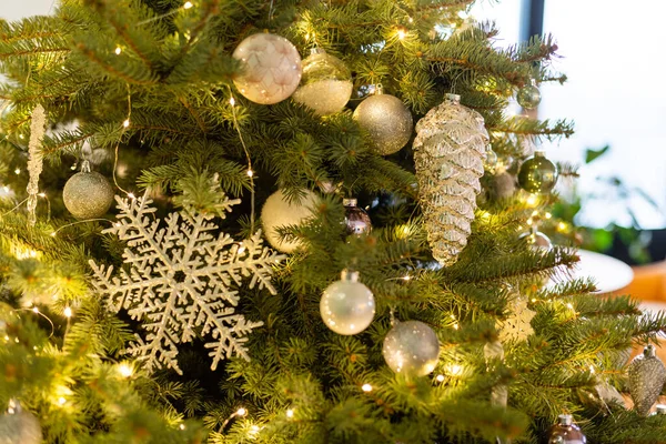 Decoraciones elegantes en un árbol de Navidad verde: bolas, caramelos, conos de pino. De cerca foto de abeto decorado. — Foto de Stock