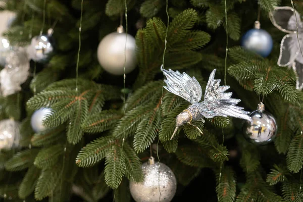 Nuovo anno di Natale classico decorato albero di Capodanno con decorazioni ornamento bianco giocattolo e palla. Moderno appartamento di design d'interni in stile classico. Vigilia di Natale a casa — Foto Stock
