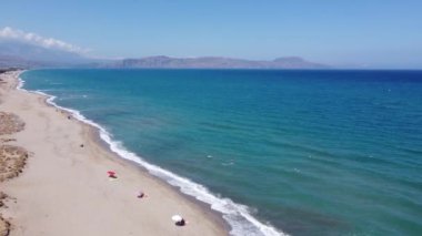 Sea Bay ve Boş Kum Sahili ile birlikte Yunan Hava Doğası manzarası. Yunanistan 'ın Girit kentinde Güzel Tatil ve Turizm Merkezi.