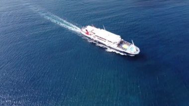 Hava görüntüsü denizde büyük bir yolcu gemisi, yolcu gemisi.