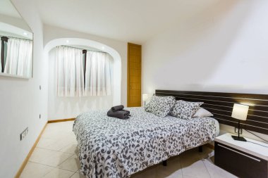 Yatak odasının içi. Güzel dekorasyonu olan rahat bir yatak odası. Lüks dairede modern yatak odası.