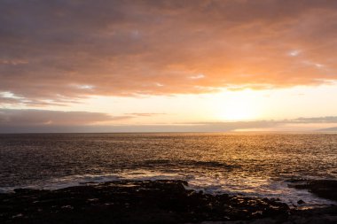 Tenerife sahilinde gün batımı.