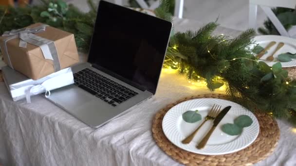 Laptop met geschenkdoos en kerstverlichting achtergrond — Stockvideo