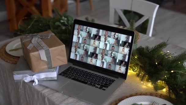 Çeşitli arkadaşlar yeni yıl partisini video konferans görüşmesiyle kutluyor. Sanal Noel kutlamalarında genç adam video arama mesafesinde evdeki bilgisayardan sohbet ediyor.. — Stok video