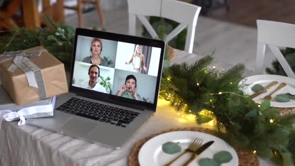 Diverse Freunde feiern Silvesterparty per Videokonferenz. Junger Kerl während virtueller Weihnachtsfeier auf Videocall Distanz Online-Chat auf dem PC zu Hause. — Stockvideo