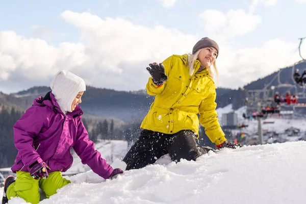Familie wintervakantie in skigebied — Stockfoto