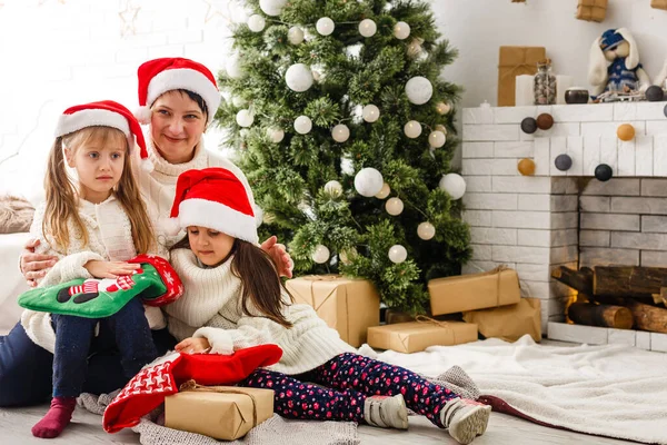 Mutlu, genç bir aile Noel hediyesi tutuyor ve gülümsüyor. — Stok fotoğraf
