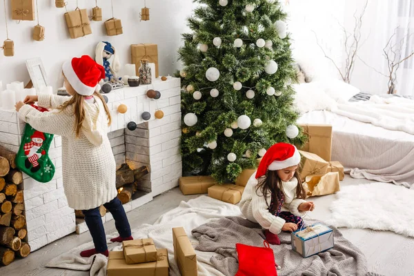 Kerstmis, x-mas, winter, geluk concept - twee schattige meisjes spelen — Stockfoto