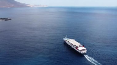 Girit, Yunanistan 'dan geçen bir yolcu gemisi. Hava görüntüleri
