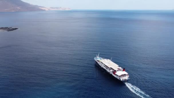 Круизный корабль, плывущий через Крит, Греция. Съёмки с воздуха — стоковое видео