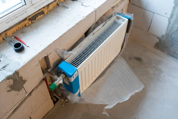 Reparación de calefacción radiador de primer plano. Renovación de la casa. — Foto de Stock