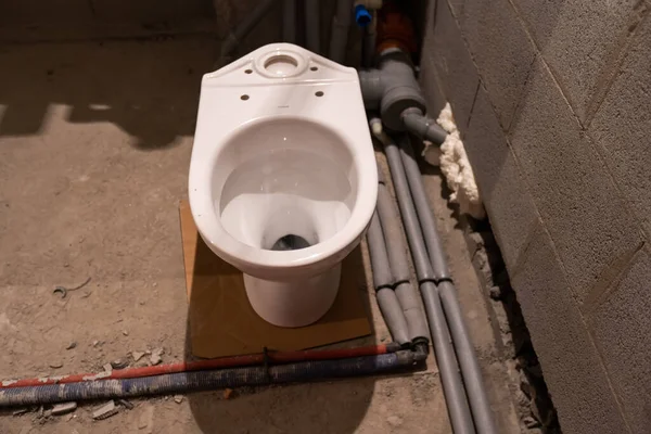 Renovasi Rumah dari kamar mandi. Pipa dan toilet. — Stok Foto