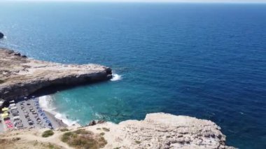 Sea Bay ve Boş Kum Sahili ile birlikte Yunan Hava Doğası manzarası. Yunanistan 'ın Girit kentinde Güzel Tatil ve Turizm Merkezi.