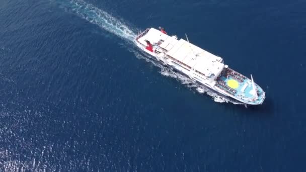 Nave passeggeri in partenza dal porto con destinazione Isole Greche. — Video Stock