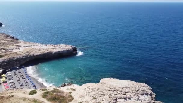 海湾と空の砂のビーチと空中自然ギリシャの風景。クレタ島,ギリシャの美しい休暇と観光地. — ストック動画