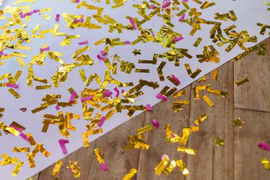 Parti dekorasyonu, dağınık oturma odası iç mekanı, parti kaosundan, doğum gününden sonra en üst kat manzarası..