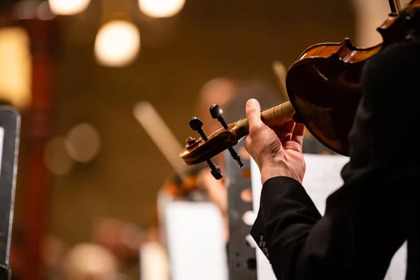 Orquestra sinfônica no palco, mãos tocando violino — Fotografia de Stock