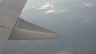 Uçak havaalanından kalkıyor..