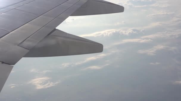 Güzel bir mavi gökyüzü ile pencereden uçak güzel bulut ve kanat. — Stok video
