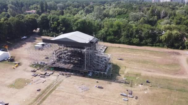 Montaje de construcciones para la escena del concierto desde la capa — Vídeos de Stock