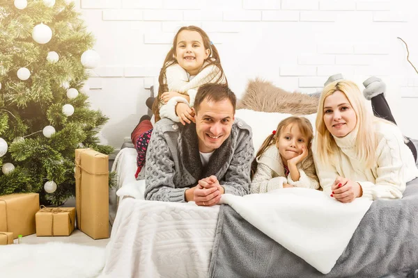 Retrato de família amigável na noite de Natal — Fotografia de Stock