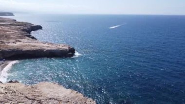 Yunanistan 'ın Girit adasındaki Rethymno şehir plajı bir İHA' dan.