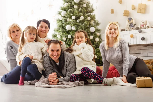 Porträt einer freundlichen Familie an Heiligabend — Stockfoto