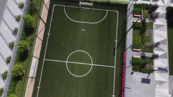Luchtfoto van een voetbalveld — Stockvideo