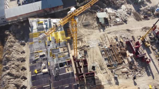 Chantier de construction de bâtiments résidentiels avec grues. — Video