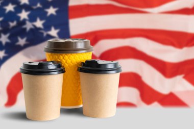 Amerikan bayrağına kağıt bardakla yakın çekim. Kağıtlı kahve fincanı.
