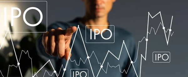 IPO - počáteční veřejné nabídky koncept s rukou stisknutím tlačítka na rozmazané pozadí abstraktní. — Stock fotografie