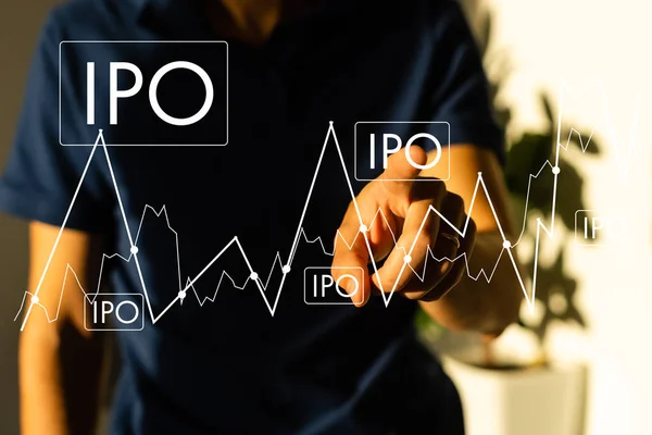 IPO - Concepto de Oferta Pública Inicial con la mano presionando un botón sobre fondo abstracto borroso . —  Fotos de Stock