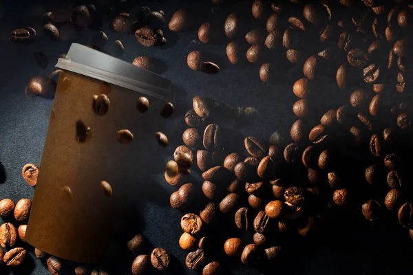 Taça takeaway com café e grãos de café — Fotografia de Stock