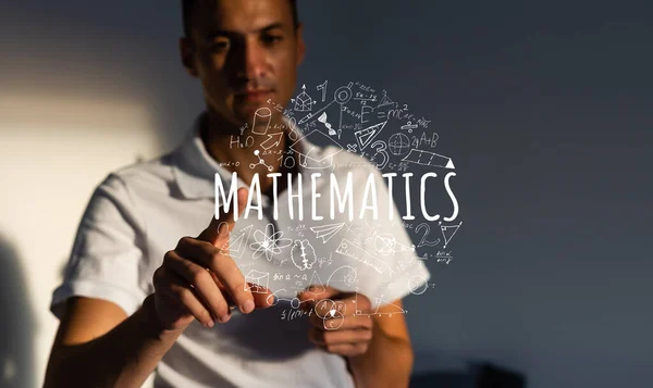 Imagen de una serie de expresiones matemáticas y una mano apuntando con el dedo a una fórmula. La imagen simboliza la solución al problema —  Fotos de Stock
