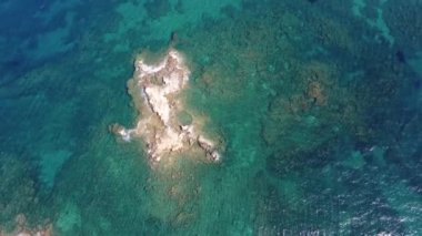 Taş plaj ve sakin sular