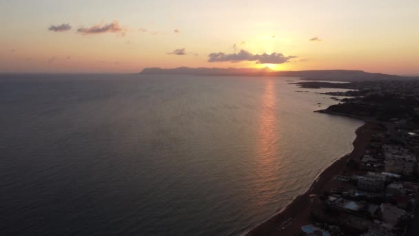 Erstaunliche Luftaufnahme einer Insel auf Kreta, Griechenland. — Stockvideo