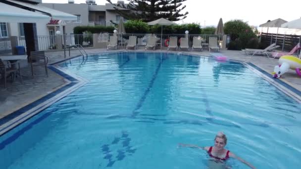 Mooie vrouw met haar dochter in zwembad — Stockvideo