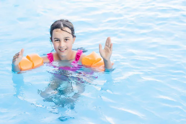Liten flicka som har roligt i poolen — Stockfoto
