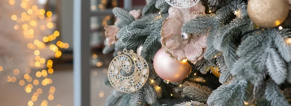 Классический Новый год украсил новогоднюю елку белым орнаментом украшения игрушки и мяча. Современный классический дизайн интерьера квартиры. Сочельник дома — стоковое фото