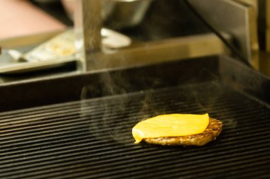 Burger köfteleri lokantada kızartılır. Izgarada hamburger pirzolası