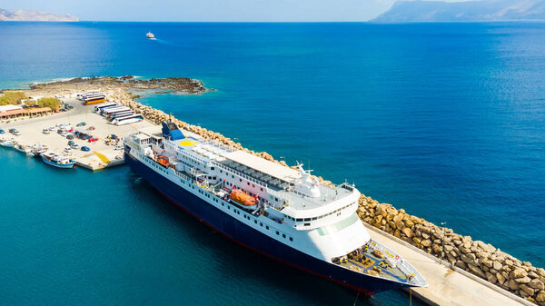 круизное судно из порта
