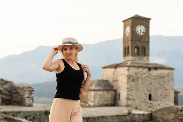 GJIROKASTER, ALBANIEN. Menschen genießen die friedliche Atmosphäre in den Vierteln der Altstadt UNESCO-Weltkulturerbe und beliebtes Touristenziel. — Stockfoto