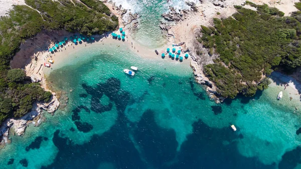 Piękna plaża z błękitnym morzem w Ksamil. Albania, Europa. — Zdjęcie stockowe