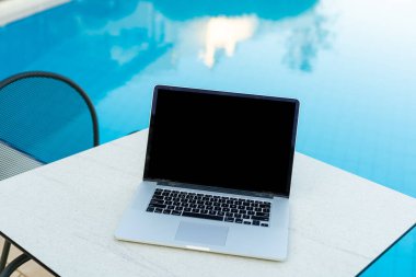 Tahta sandalyesi ve masası olan mobil ofis.