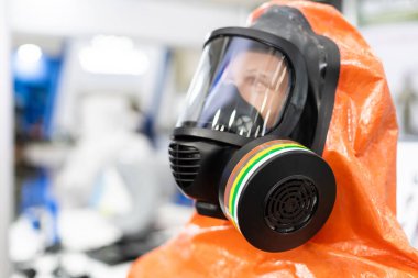 Gaz maskesi takan mankenler. Erkek manken..