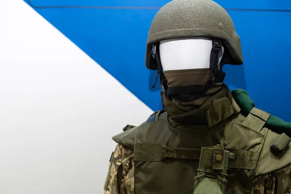 Manequim em um capacete do exército e colete à prova de balas — Fotografia de Stock
