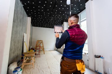 Bina, tadilat, teknoloji ve insan kavramı - yakın Oluşturucusu'nu veya işçi el ile tablet pc bilgisayar.