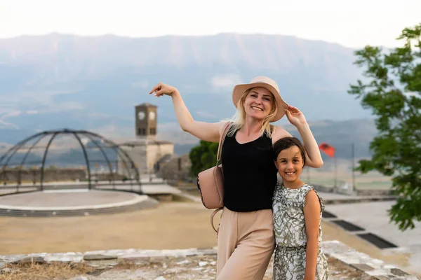 Gjirószterben, Albániában. turisták a Gjirokaster kastély — Stock Fotó